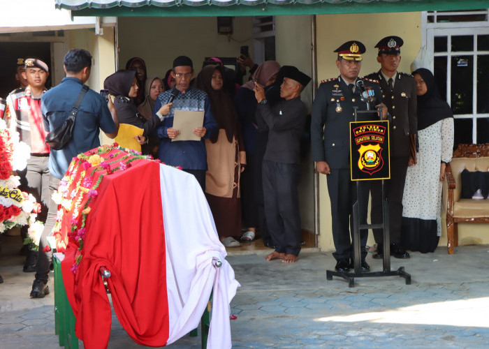 Kapolres OKUT AKBP Kevin Leleury Pimpin Prosesi Pemakaman Almarhum AKP Dwi Hendro Saputro