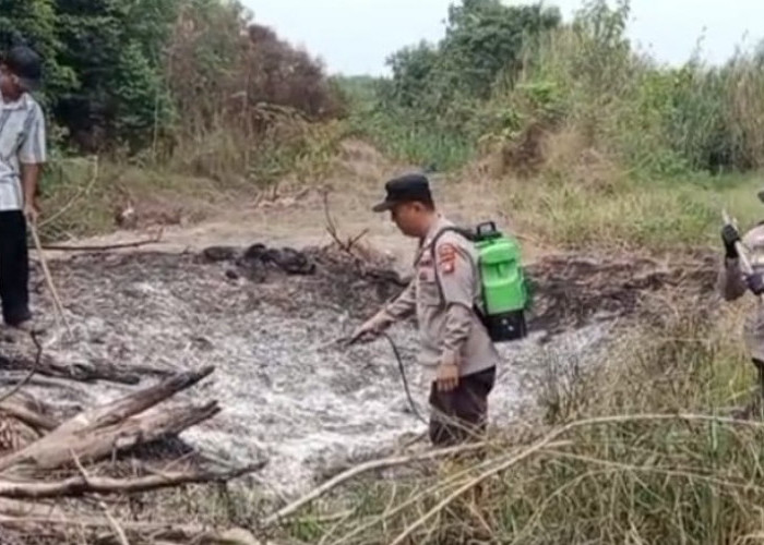 Tekan Dampak Karhutla, Polsek Madang Suku II Patroli Dialogis dan Padamkan Semak Belukar di Banding Agung