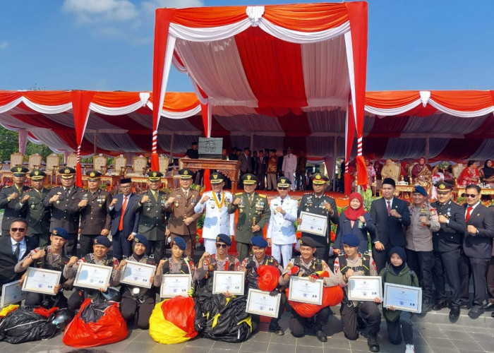 Delapan Penerjun Payung Sukses Kibarkan Lima Bendera di Langit OKU Timur, Diapresiasi Bupati Hingga Kapolres