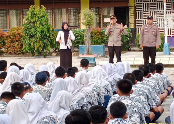 550 Pelajar Dibekali Edukasi Tertib Berlalulintas oleh Kapolsek IPTU Arie Gusman