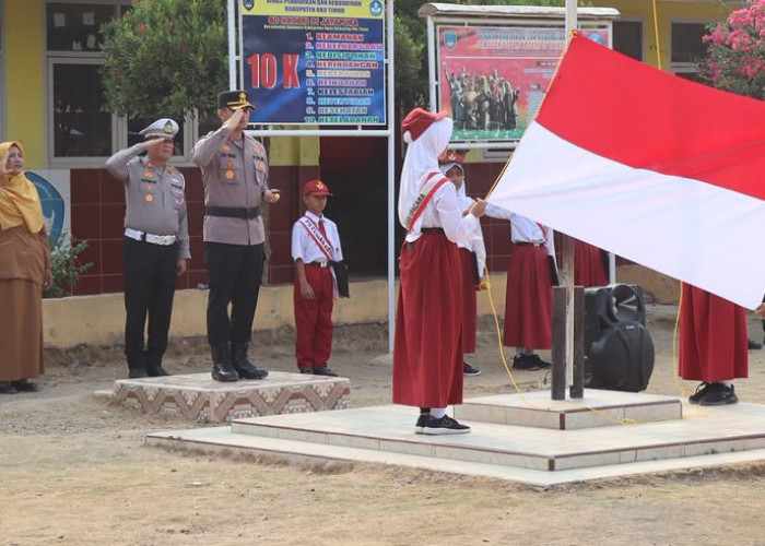 Program Polri Go to School, Kapolres OKU Timur Jadi Pembina Upacara di SDN 01 Kotabaru