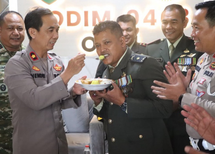 Perkuat Sinergitas, Wakapolres OKU Timur Pimpin Kejutan Silaturahmi HUT TNI Ke-81 di Kodim 0403/OKU