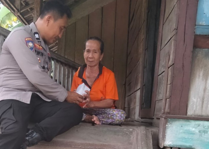 Polsek Cempaka OKU Timur Bagikan Paket Makanan untuk Warga Menanga Tengah