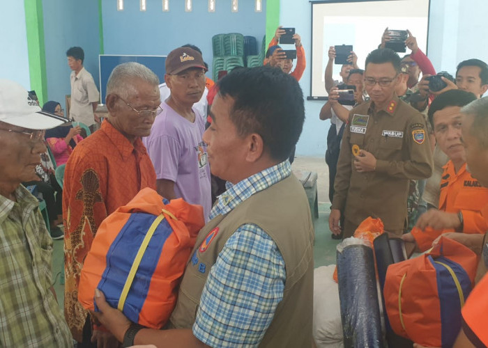 Tinjau Korban Puting Beliung, Deputi III BNPB Berikan Bantuan 