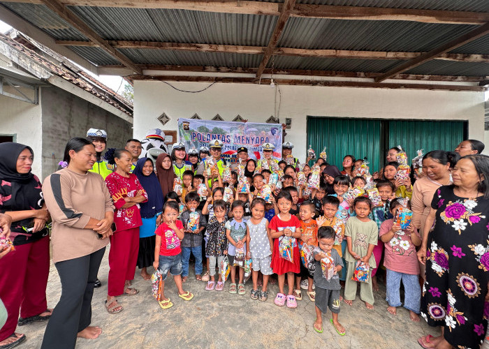 Satlantas Polres OKU Timur Datangkan Badut Zebra, Anak Korban Banjir Riang Gembira 