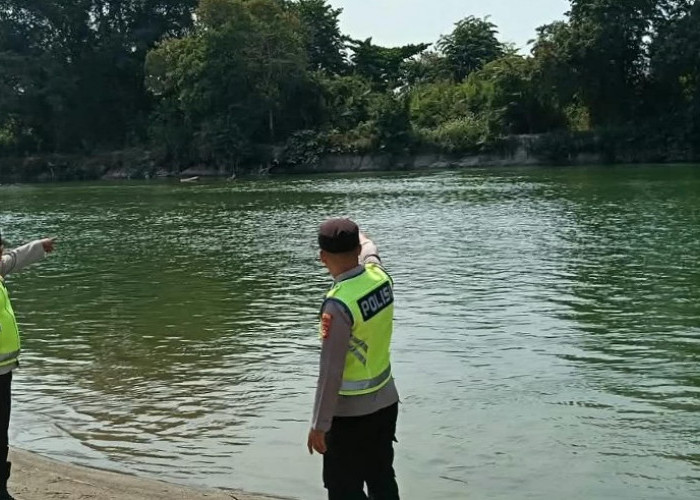Pantau Titik Hotspot Satelit di Semendawai Barat, Petugas Polsek Cempaka Terhalang Sungai