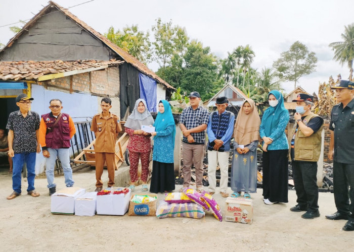 TP PKK OKU Timur Berikan Bantuan Korban Kebakaran di Cempaka