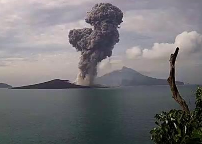 Anak Gunung Krakatau Erupsi