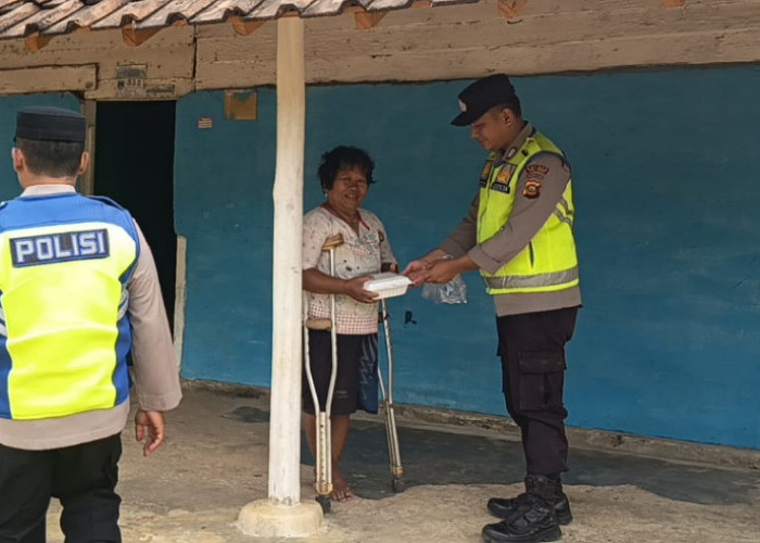 Polsek Belitang III OKU Timur Gelar Aksi Sedekah dan Berbagi Paket Makanan kepada Warga