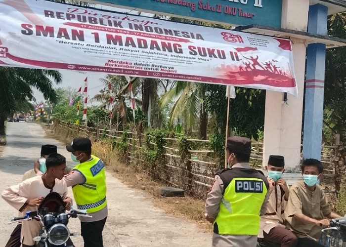 Polsek Madang Suku II Bagikan Masker Gratis di Sekolah, Antisipasi Kabut Asap Karhutla
