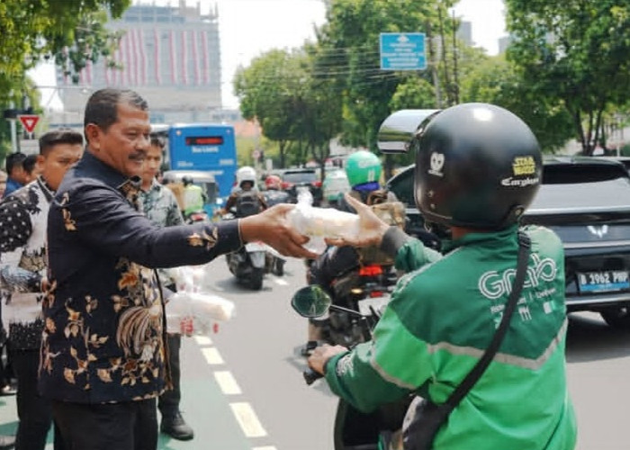 Dirjenpas Bagikan Ratusan Paket Makan Siang Gratis untuk Masyarakat 