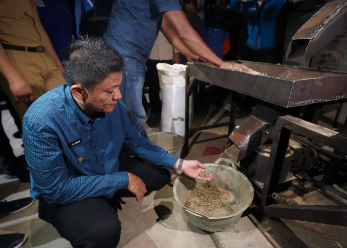 Inovasi Teknologi Pakan Ikan, Bupati Enos Launching Program Listrik Masuk Kolam