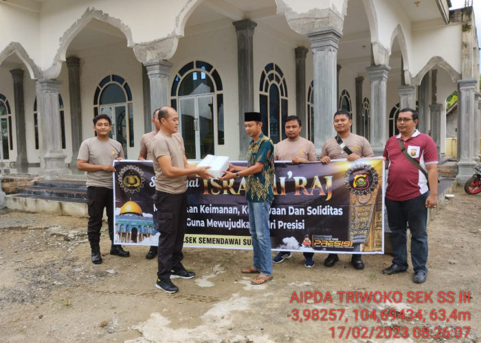Sambut Isra Mi'raj Polsek Semendawai Suku III Bersihkan Masjid dan Salurkan Sembako