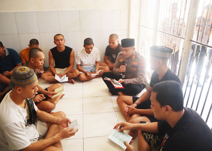 Hari Santri Nasional, Kapolres OKU Timur Ngaji Bersama Tahanan di Rutan