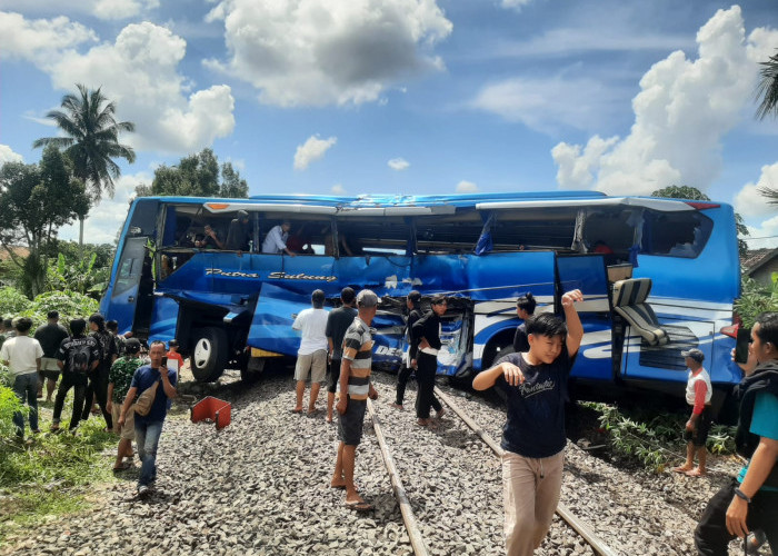 Mobil Bus Putra Sulung Ringsek Disambar Ular Besi, Korban Banyak Berjatuhan