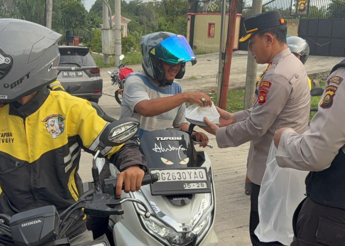 Bulan Ramadan 1447 H, Polres OKU Timur Bagikan Takjil