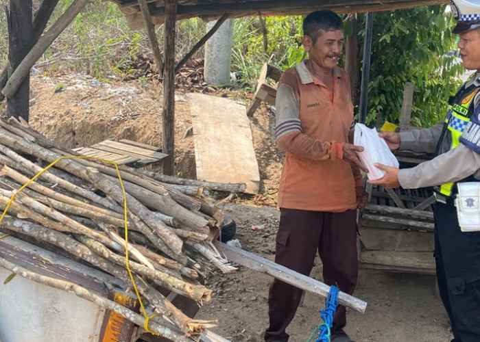 Perkuat Kepedulian Sosial, Satlantas Polres OKU Timur Gelar Aksi Sedekah dan Berbagi di Martapura