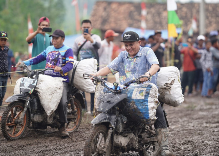 Jajal Trek Berlumpur, Bupati OKU Timur Ikut Lomba Ojek Jagung, Suasana Jadi Seru