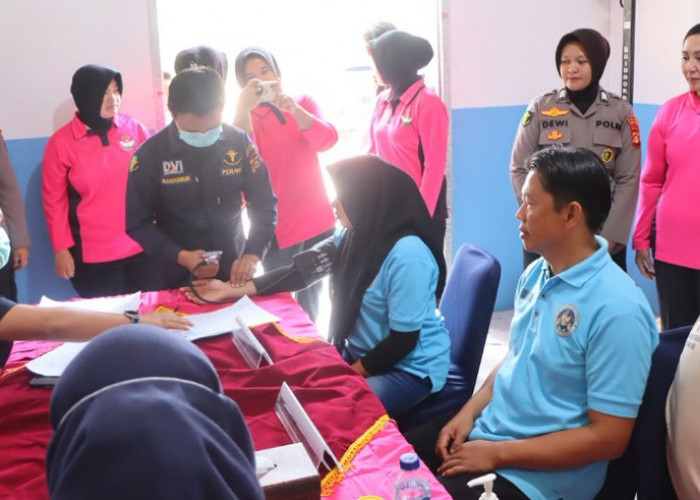Bhayangkari OKU Timur Gelar Cek Kesehatan dan Bagi Masker di SPPG Bunga Mayang