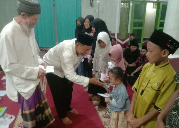Pengurus Masjid Darussalam Santuni Anak Yatim Piatu