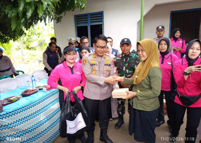Kapolres OKUT AKBP Adik Bersama Ketua Bhayangkari Ingrid Kompak Tinjau Hingga Beri Bantuan Korban Banjir