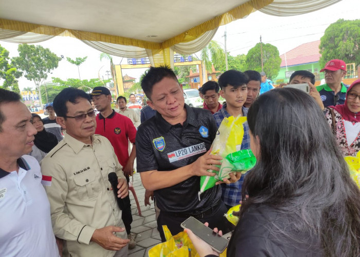 Bentuk Kepedulian, Bupati OKU Timur Lanosin Buka Gebyar Pasar Murah Di Alun-alun Sebiduk Sehaluan 