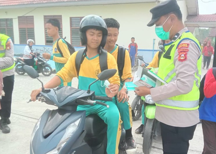 Polsek Madang Suku II Bagikan Masker Gratis di Sekolah, Antisipasi Kabut Asap Karhutla