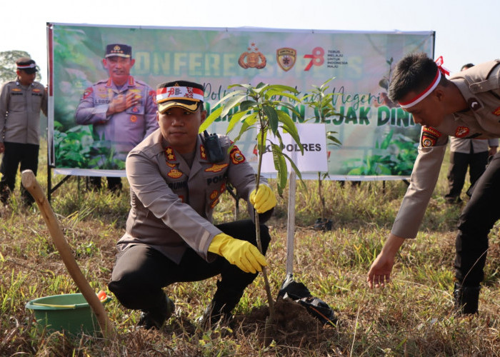 Lestarikan Alam Bumi Sebiduk Sehaluan, Kapolres OKU Timur AKBP Dwi Agung Sebar 2500 Bibit Pohon ke Polsek