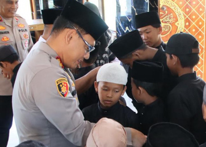 Sambut Hari Bhayangkara ke-80, Kapolres OKU Timur Salurkan Bansos dan Al-Qur'an ke Ponpes Al-Hijroh