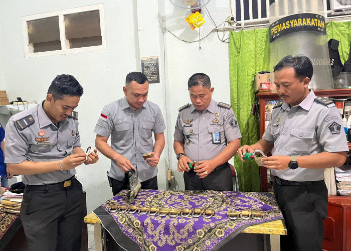 Lapas Kelas IIB Martapura Lakukan Pemeliharaan dan Perollingan Kunci Gembok Kamar Hunian