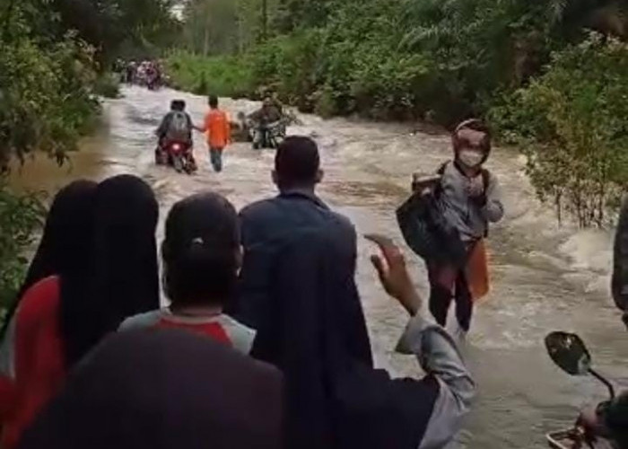 Jalan Antar Kabupaten Terendam Banjir, Warga Kesulitan Melintas