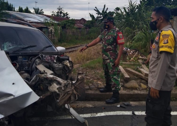 Disambar Kereta Api Penumpang, Suzuki Escudo Ringsek, Berikut Kronologinya