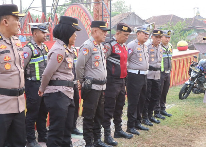 Amankan Jam Sibuk Pagi, Wakapolres OKU Timur Pimpin Apel Strong Point di Simpang Tugu Tanjung Kemala