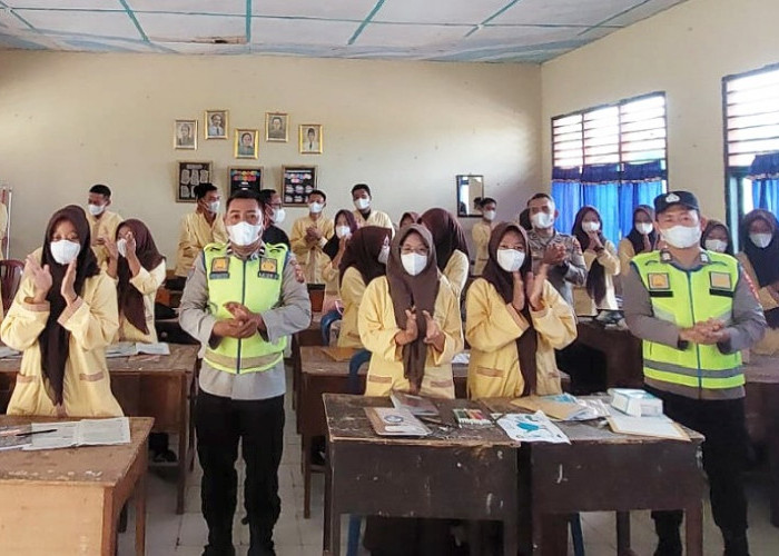 Antisipasi ISPA Saat Kemarau, Polsek Madang Suku II Bagikan Masker Gratis ke Siswa SMAN 1