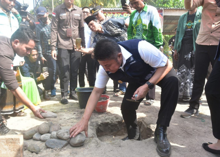 Hadiri Tabligh Akbar di Desa Bentayan, Herman Deru Letakan Batu Pertama Pembangunan TPA/TPQ