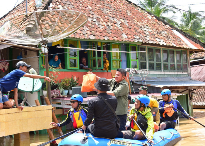Naik Perahu Herman Deru Antar Langsung Bantuan Korban Banjir Muara Kelingi