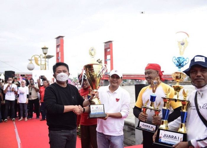 Lomba Perahu Bidar Tadisional dan Perahu Hias Memperebutakan Piala Gubernur Berhasil Sedot Ribuan Penonton