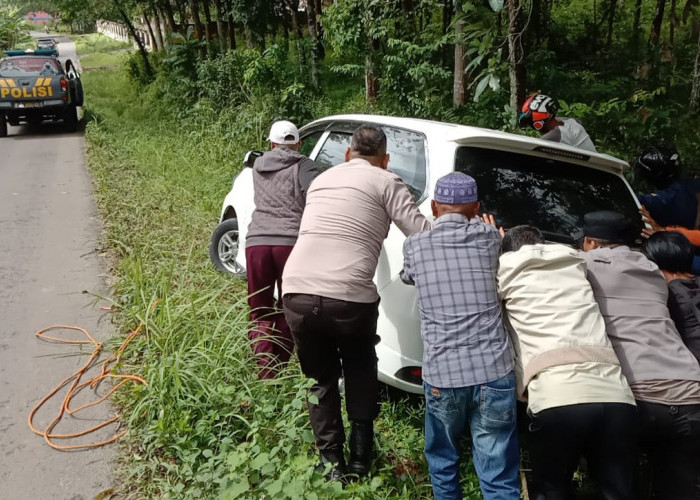 Mobil Nyungsep ke Parit, Polisi Bantu Evakuasi