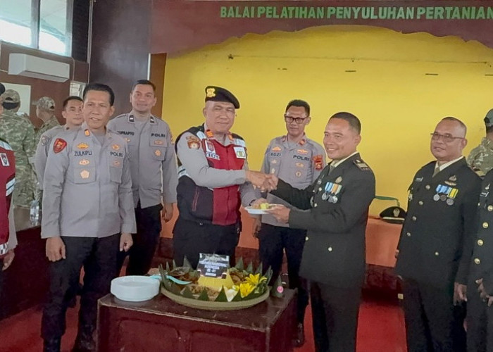 Perkuat Sinergitas, Kasat Samapta dan Kasikum Polres OKU Timur Beri Kejutan HUT TNI Ke-81 di Batalyon TP
