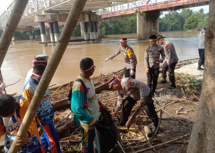 Sampah Bertumpuk di Bawah Jembatan, Polres OKU Timur Kompak Bersihkan Bersama Pasukan Kuning dan Kaum Milenial