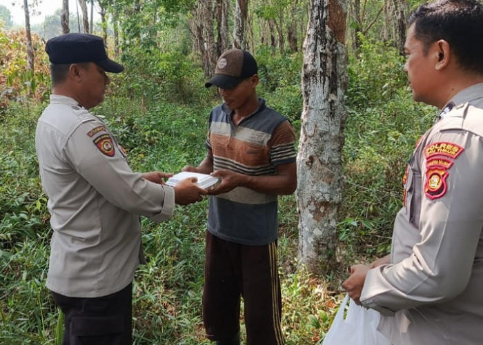 Perkuat Kepedulian Sosial, Polsek Madang Suku I Bagikan Paket Makanan untuk Warga