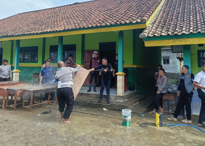 Percepat Pemulihan Pasca Banjir, Personel Gabungan Polres OKU Timur Gelar Kegiatan Bakti Sosial
