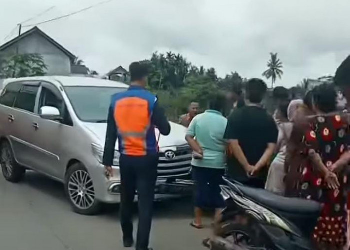 Geger, Minibus Kijang Inova Dihantam Kereta Api