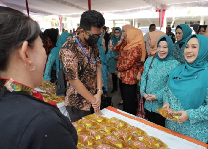 Antrean Panjang Demi Beras Murah Usia Tyas Fatoni Buka Bazar Ramadhan