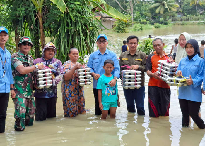SPPG Karang Melati Hadir, Bagikan Ratusan MBG Untuk Korban Banjir