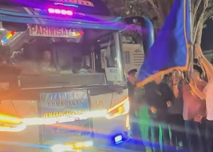 Bupati Enos Lepas 437 Jemaah Calon Haji OKU Timur Kloter 1 Embarkasi Palembang