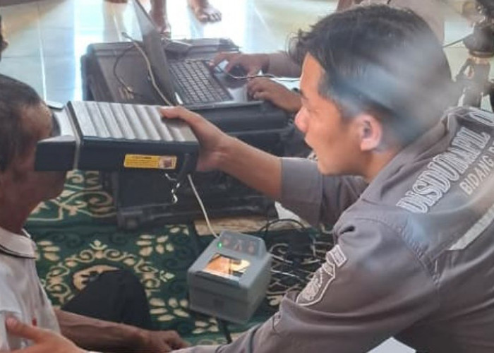 Kejar Capaian 100 Persen, Disdukcapil OKU Timur Jemput Bola Perekaman KTP dan IKD hingga ke Rumah Warga