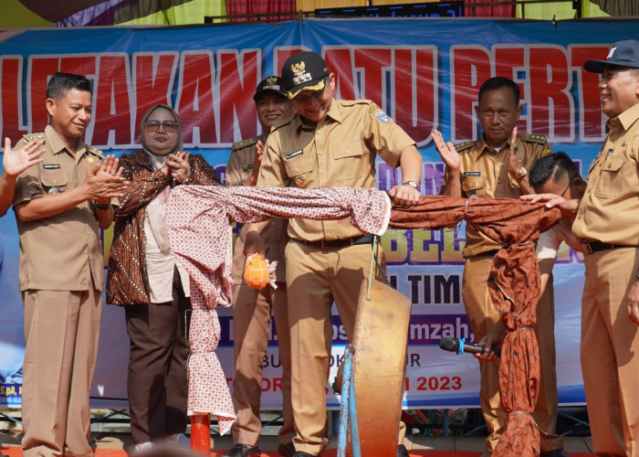 Pembangunan Gedung SMPN 2 Belitang II, Enos Letakan Batu Pertama