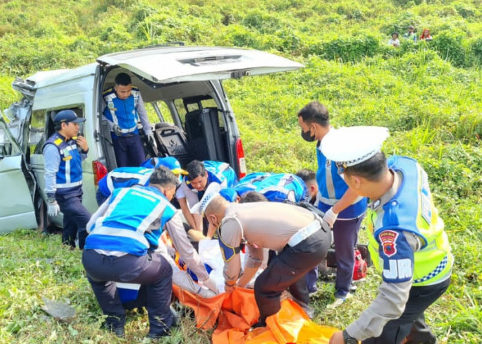 Hiace Sruduk Trailer di Tol Semarang-Batang, 7 Orang Tewas