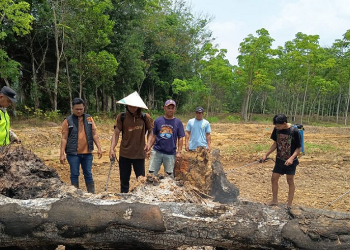 Polsek Belitang III OKU Timur Padamkan Kebakaran Lahan Sampah Karet dari Pantauan Aplikasi Stop Karhutla